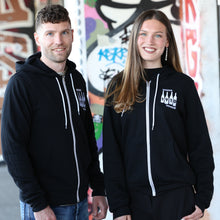 Lade das Bild in den Galerie-Viewer, 1910 Museum x Weinbar Zip Hoodie schwarz (unisex)