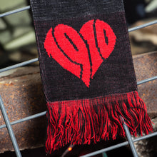 Lade das Bild in den Galerie-Viewer, Das Bild zeigt eine Nahaufnahme eines Schals. Er ist schwarz und hat schwarze und rote Fransen. Es ist ein großes rotes Herz darauf welches aus den Zahlen 1910 die Herzform bildet.
