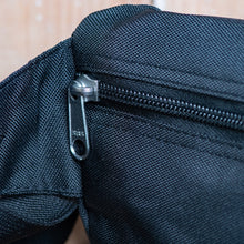 Lade das Bild in den Galerie-Viewer, Auf dem Foto sieht man eine Nahaufnahme einer schwarzen Gürteltasche. Man erkennt einen Reißverschluß. Dieser befindet sich auf der Rückseite der Tasche.