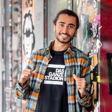 Lade das Bild in den Galerie-Viewer, Das ganze Stadion! schwarz T-Shirt (unisex)