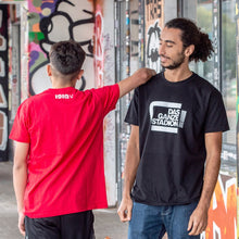 Lade das Bild in den Galerie-Viewer, Das ganze Stadion! rot T-Shirt (tailliert)