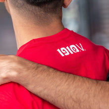 Lade das Bild in den Galerie-Viewer, Das ganze Stadion! rot T-Shirt (tailliert)
