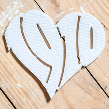 Lade das Bild in den Galerie-Viewer, Auf dem Foto sieht man einen Holzfußboden. Auf diesem befindet sich ein weißer Filzuntersetzer. Dieser ist herzförmig ausgestanzt und die Zahl 1910 zu erkennen.