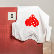 Lade das Bild in den Galerie-Viewer, Auf dem Foto sieht man einen weißen Babybody der kopfüber hängt. Auf dem Body ist ein rotes 1910 Herz aufgedruckt.