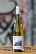 Lade das Bild in den Galerie-Viewer, KEIN WEIN DEN FASCHISTEN: Riesling | Jakob Schneider