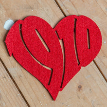 Lade das Bild in den Galerie-Viewer, Auf dem Foto sieht man einen Holzfußboden. Auf diesem befindet sich ein roter Filzuntersetzer. Dieser ist herzförmig ausgestanzt und die Zahl 1910 zu erkennen.