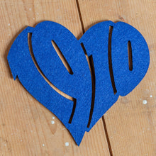 Lade das Bild in den Galerie-Viewer, Auf dem Foto sieht man einen Holzfußboden. Auf diesem befindet sich ein blauer Filzuntersetzer. Dieser ist herzförmig ausgestanzt und die Zahl 1910 zu erkennen.