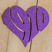 Lade das Bild in den Galerie-Viewer, Auf dem Foto sieht man einen Holzfußboden. Auf diesem befindet sich ein lila Filzuntersetzer. Dieser ist herzförmig ausgestanzt und die Zahl 1910 zu erkennen.