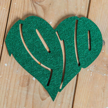 Lade das Bild in den Galerie-Viewer, Auf dem Foto sieht man einen Holzfußboden. Auf diesem befindet sich ein grüner Filzuntersetzer. Dieser ist herzförmig ausgestanzt und die Zahl 1910 zu erkennen.