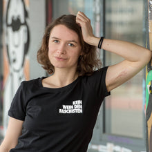 Lade das Bild in den Galerie-Viewer, KEIN WEIN DEN FASCHISTEN T-Shirt (tailliert)