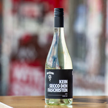 Lade das Bild in den Galerie-Viewer, KEIN WEIN DEN FASCHISTEN: Winzer-Secco | Weingut Fogt