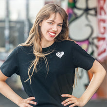 Lade das Bild in den Galerie-Viewer, 1910-Herz T-Shirt schwarz mit Stickmotiv (unisex)