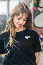 Lade das Bild in den Galerie-Viewer, 1910-Herz T-Shirt schwarz mit Stickmotiv (unisex)