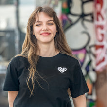 Lade das Bild in den Galerie-Viewer, 1910-Herz T-Shirt schwarz mit Stickmotiv (unisex)