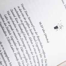 Lade das Bild in den Galerie-Viewer, Auf dem Bild sieht man eine Nahaufnahme einer Seite eines Buches. Überschrift ist 15:27 Uhr (Merks)