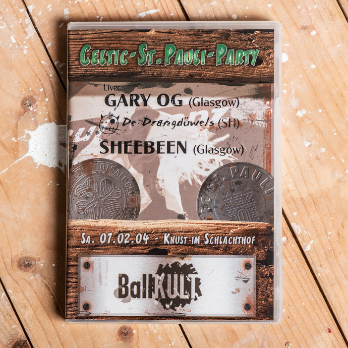 Auf dem Bild sieht man einen Holzfußboden. Auf diesem liegt eine DVD. Auf dieser steht Celtic St.Pauli Party. Live. Gary OG Glasgow. De Dranddüwels. Sheebeen Glasgow. Sa 07.02.04 Knust im Schlachthof. Ballkult.