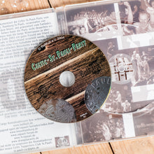 Lade das Bild in den Galerie-Viewer, Auf dem Bild sieht man einen Holzfußboden. Auf diesem erkennt man eine aufgeklappte DVD Hülle. Darauf sieht man eine DVD. Auf dieser steht Celtic St.Pauli Party.