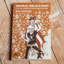 Lade das Bild in den Galerie-Viewer, Korsanlar, Punklar ve Siyaset