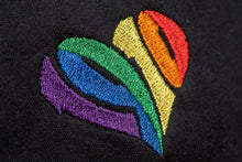 Lade das Bild in den Galerie-Viewer, Auf dem Bild sieht man eine Nahaufnahme von einem 1910 Stick in regenbogenfarben und herzförmig.