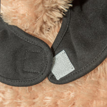 Lade das Bild in den Galerie-Viewer, Auf dem Bild sieht man eine Nahaufnahme von der Rückseite eines schwarzen Babylätzchens. Detailansicht vom Klettverschluß des Latzes.