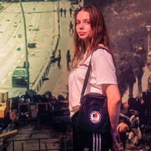 Lade das Bild in den Galerie-Viewer, KEIN WEIN DEN FASCHISTEN "Antifa" Pusher Bag
