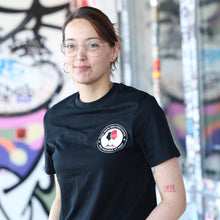Lade das Bild in den Galerie-Viewer, KEIN WEIN DEN FASCHISTEN "Antifa" schwarz T-Shirt (unisex)
