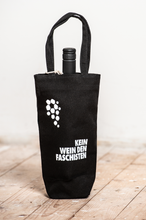 Lade das Bild in den Galerie-Viewer, KEIN WEIN DEN FASCHISTEN Bottle Bag
