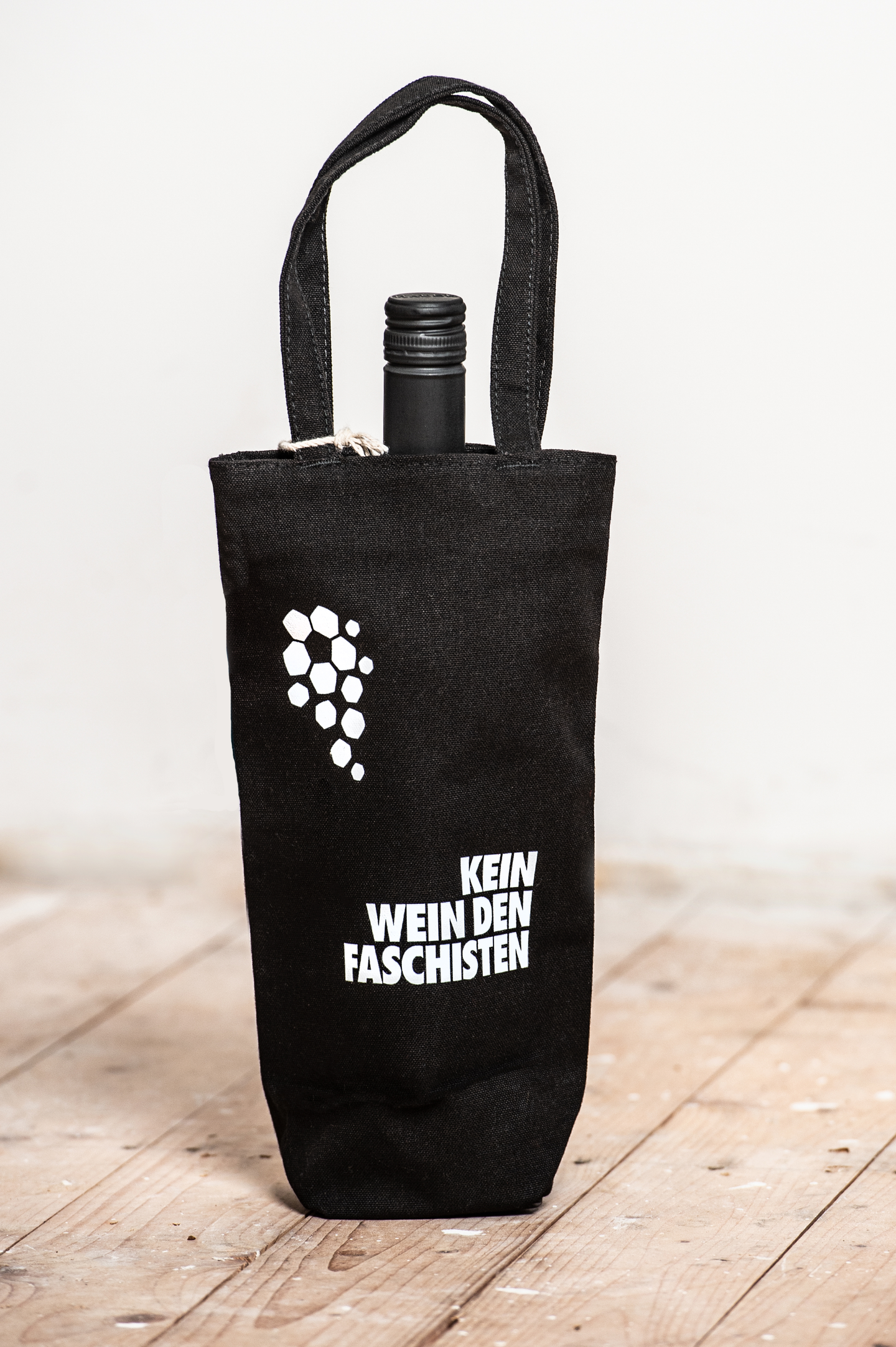 KEIN WEIN DEN FASCHISTEN Bottle Bag