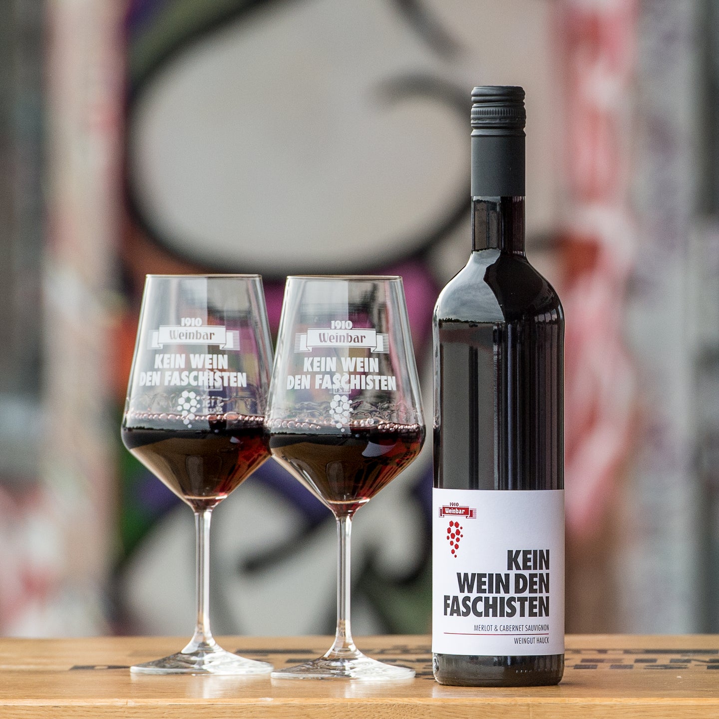 jana hauck KEIN WEIN DEN FASCHISTEN: Merlot & Cabernet Sauvignon