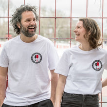 Lade das Bild in den Galerie-Viewer, Ihr seht auf dem Bild 2 Models vor einem Gitter. Sie tragen weiße T Shirts mit dem Pocketprint Kein Wein den Faschisten sowie 1910 Weinbar St.Pauli und einem schwarzen und einem roten Weinglas. In Anlehnung an das klassische Antifa Logo. Das Foto entstand vor dem Millerntor Stadion. Heimat des FC St.Pauli.
