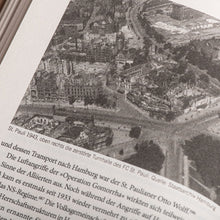 Lade das Bild in den Galerie-Viewer, Auf dem Bild sieht man eine Nahaufnahme einer Seite eines aufgeschlagenen Buches. Dort befindet sich eine Abbildung von St.Pauli im Jahr 1943.
