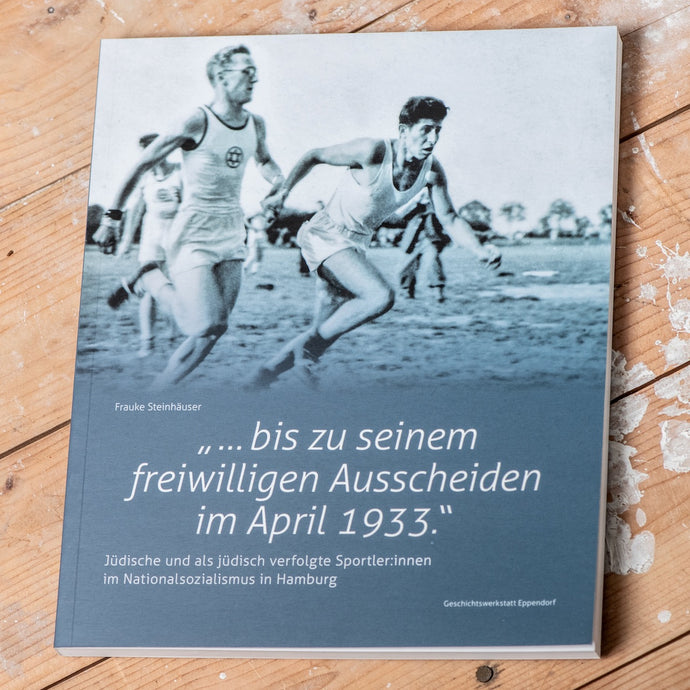 Auf dem Bild sieht man einen Holzfußboden. Auf diesem liegt ein Buch mit dem Titel: bis zu seinem freiwilligen Ausscheiden im April 1933. Darunter steht der Text: Jüdische und als jüdisch verfolgte SportlerInnen im Nationalsozialismus in Hamburg. In der oberen Hälfte des Buches sieht man 2 Sportler beim Sprint.